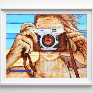 Puede incluir: Una pintura de una persona sosteniendo una c&aacute;mara vintage. La c&aacute;mara es marr&oacute;n y plateada con una lente roja. El rostro de la persona est&aacute; oculto por la c&aacute;mara, pero su cabello es visible y parece ser rubio. El fondo es un patr&oacute;n abstracto azul y blanco.