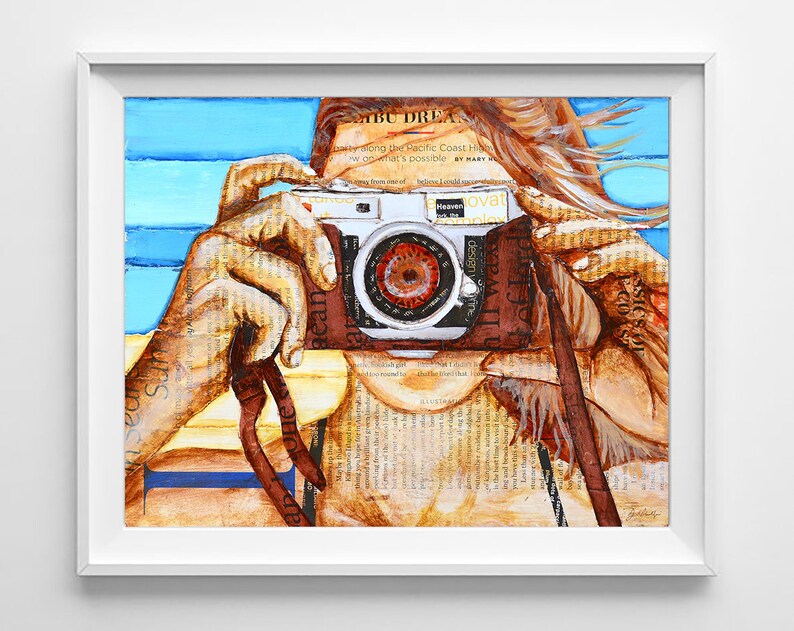 Puede incluir: Una pintura de una persona sosteniendo una c&aacute;mara vintage. La c&aacute;mara es marr&oacute;n y plateada con una lente roja. El rostro de la persona est&aacute; oculto por la c&aacute;mara, pero su cabello es visible y parece ser rubio. El fondo es un patr&oacute;n abstracto azul y blanco.