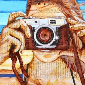 Puede incluir: Una pintura de una persona sosteniendo una c&aacute;mara vintage. La c&aacute;mara es de metal y tiene una correa de cuero marr&oacute;n. La mano de la persona est&aacute; sosteniendo la c&aacute;mara frente a su ojo, como si estuviera tomando una foto. El fondo de la pintura es un patr&oacute;n de rayas azules y blancas, que podr&iacute;a representar el cielo y el agua. La pintura est&aacute; hecha con una t&eacute;cnica de collage, utilizando trozos de papel y otros materiales para crear la imagen.