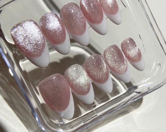 Unghie finte effetto occhio di gatto/occhio di gatto rosa/ french manicure