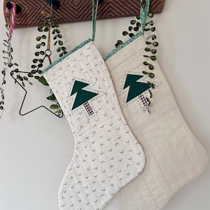 Bastel dir deinen eigenen festlichen Weihnachtsstrumpf mit Tannenbaum-Dekoration – Nähvorlage und Anleitung zum Herunterladen – DIY-Weihnachtsstrumpf mit Tannenbaum-Dekoration