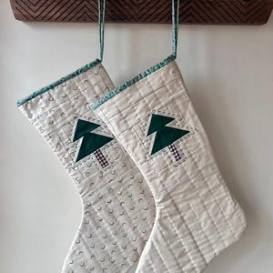 Faça Você Mesmo Sua Meia de Natal Festiva com Árvore de Natal – Molde e Instruções para Costura (Download Disponível) – Meia de Natal DIY com Decoração de Árvore