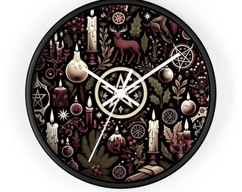 Peut inclure: Une horloge murale ronde noire avec un cadran décoratif orné de bougies, d'un cerf et d'autres symboles occultes. Les aiguilles de l'horloge sont blanches, et le fond est sombre avec des accents bordeaux et verts.