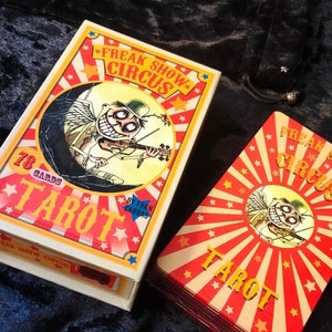 FREAK SHOW Circo TAROCCHI. 78 carte. Edizione Magenetic box.  Bordo rosso dorato.  Di Fran Carras.