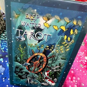 TIEFE WASSER-TAROT. 78 Karten. Ausgabe in einer Magnetbox. Blauer Goldschnitt. Von Fran Carras.