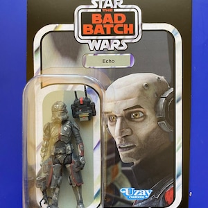 Könnte beinhalten: Star Wars: The Bad Batch Echo Actionfigur in einer transparenten Kunststoff-Vitrine. Die Figur ist grau, schwarz und rot. Die Verpackung zeigt das Star Wars-Logo und den Text "Echo". Die Figur ist für Kinder ab 4 Jahren geeignet.