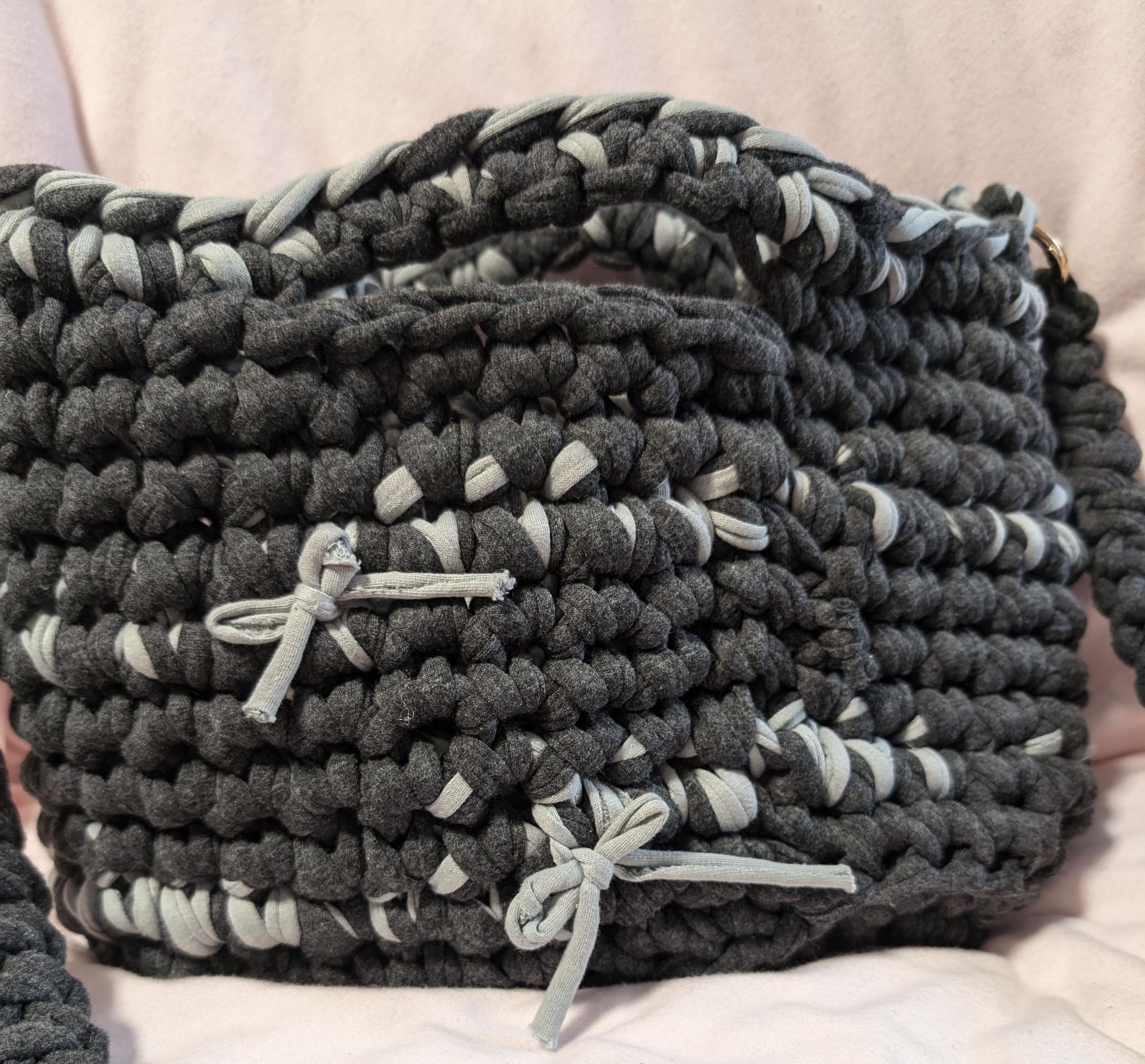 かぎ針編みのトートバッグ（黒、グレーのアクセント付き