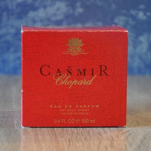 Könnte beinhalten: Rote Schachtel mit goldener Aufschrift für Casmir Chopard Eau de Parfum Natural Spray Vaporisateur 3.4 fl oz e 100 ml.