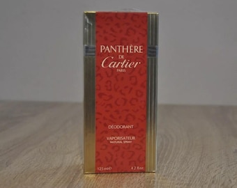 Può includere: Una scatola dorata e rossa per uno spray deodorante "Panthère de Cartier" da 125 ml (4,2 oz). La scatola presenta uno sfondo rosso con un motivo leopardato e il nome del marchio in lettere bianche.