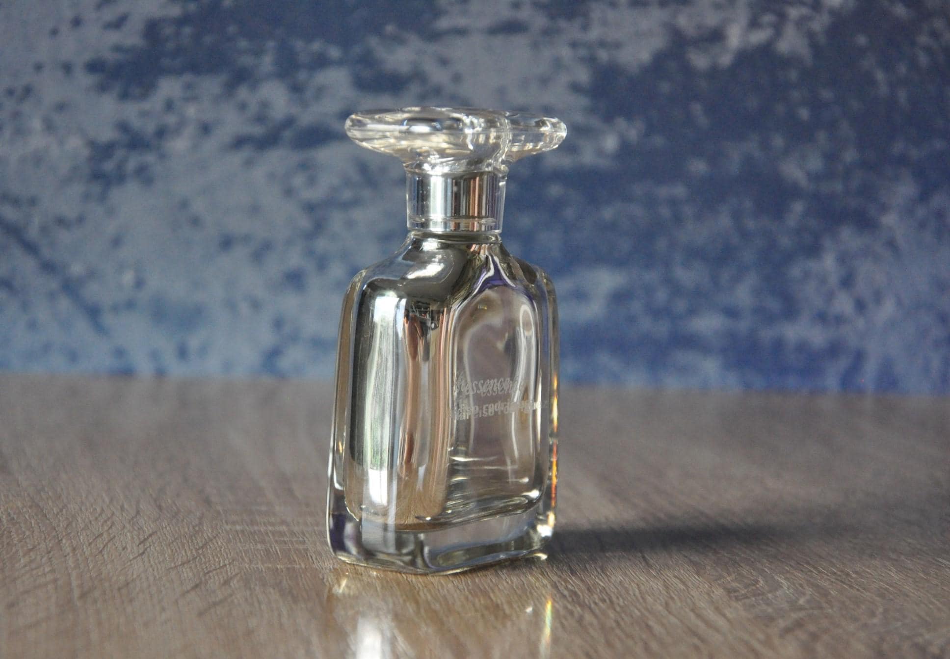 【廃盤】ナルシソロドリゲス エッセンス イリデッセンス オードパルファム 50 エッセンス バイ ナルシソ ロドリゲス オードパルファム 50ml、製造