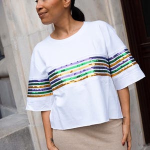 Maglione corto a maniche corte con strisce di paillettes