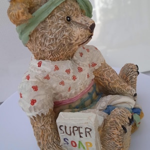Enfeite de ursinho de pelúcia “Mrs. Dolly Peg” com sua caixa de sabão em pó. Um item de colecionador da coleção "Post Cards from Anderby Creek"