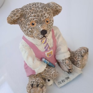 Enfeite de ursinho de pelúcia, item de colecionador, "Ginny", a estudante, da série "Postais de Anderby Creek", 1997.