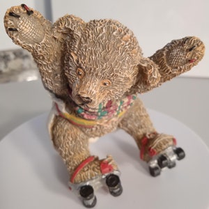 Enfeite de urso de pelúcia "William Hatbox", patinador, item de colecionador, da série "Post Cards from the 1997 Anderby Creek".