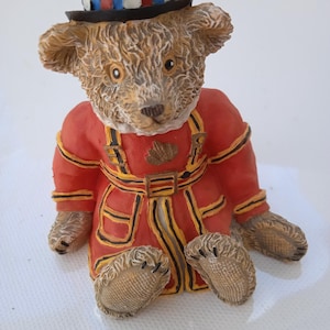 Enfeite de urso de pelúcia, “George”, o Beefeater da Torre de Londres, item de colecionador da série limitada "Postcards from Anderby Creek",