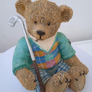 Item de colecionador de enfeites de ursinho de pelúcia de “Arnold”, o jogador de golfe, da série “Postcards from Anderby Creek”
