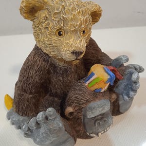 Enfeite de urso de pelúcia, “Guy”, vestido com uma adorável fantasia de gorila. Uma série de "Postcards from Anderby Creek", item de colecionador