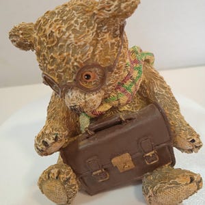 Enfeite de urso de pelúcia “Walter”, o aluno, apresenta uma figura de urso meticulosamente pintada de um aluno dedicado com uma mochila escolar típica