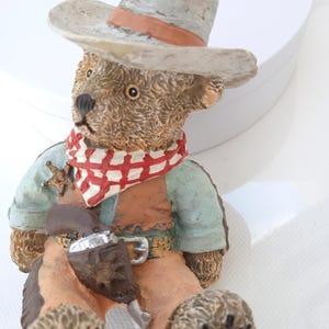 Enfeite de urso de pelúcia, “Jake”, o xerife, série “Postcards from Anderby Creek”, item de colecionador