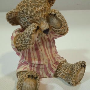 Ornement ours en peluche, « Abigail » les yeux endormis et prête à aller se coucher dans son pyjama rayé, série « Postcards from Anderby Creek », objet de collection