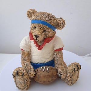 Item de colecionador de enfeite de ursinho de pelúcia, “Rob”, o jogador de rúgbi, da série “Postcards from Anderby Creek”, 1997.