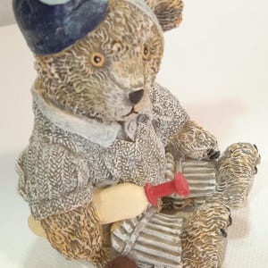Enfeite de ursinho de pelúcia, "Colin the Cricketer", um item colecionável encantador da série "Postcards from Anderby Creek",