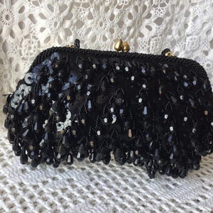 Bolso de mano vintage decorado con cuentas negras y cadena de serpiente en tono dorado. Perfecto estado. 11 cm x 20 cm