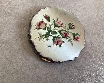 Estojo de pó compacto vintage Stratton, fabricado na Inglaterra, com estampa de flores e rosas, raro, anos 50.