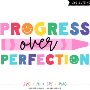 Op de afbeelding: Een kleurrijk grafisch ontwerp met de tekst "PROGRESS over PERFECTION" in regenboogkleuren. De tekst wordt omringd door twee smiley-gezichten en een roze kleurpotlood.