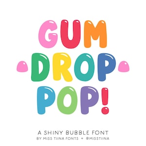 Puede incluir: Un gráfico colorido con las palabras "GUM DROP POP!" en letras de burbujas. La fuente es brillante y en varios colores, incluyendo rosa, naranja, rojo, verde, amarillo, azul y morado. El texto "A SHINY BUBBLE FONT" está en la parte inferior.