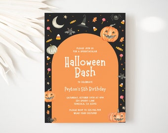 Puede incluir: Invitación a una fiesta de Halloween con un esquema de color naranja y negro. La invitación presenta una calabaza, murciélagos, maíz dulce y estrellas. El texto dice "Por favor, únase a nosotros para una fiesta de Halloween espectacular para celebrar el quinto cumpleaños de Peyton. Sábado, 28 de octubre a las 4 pm, 254 Spooky Lane, Temecula, CA 12345. Por favor, confirme su asistencia al 123.456.789. Use su disfraz."