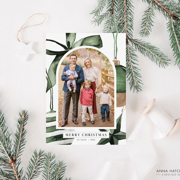 Bearbeitbare Weihnachtskarte Fotovorlage, moderne grüne neutrale Verzierung Bogen Foto Feiertagskarte, DIY personalisierte Canva digitaler Download
