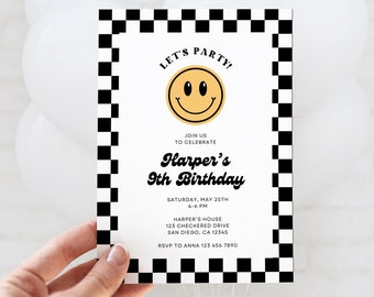 Invitación de cumpleaños a cuadros con cara sonriente, invitación a cuadros en blanco y negro, personalizar color, plantilla Canva, invitación de texto de descarga digital