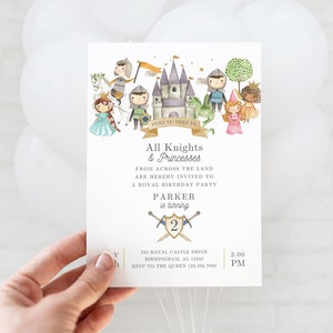 Pode incluir: Um convite para uma festa de anivers&aacute;rio real com uma ilustra&ccedil;&atilde;o em aquarela de um castelo, cavaleiros e princesas. O texto diz "Here Ye! Here Ye! All Knights & Princesses From Across The Land Are Hereby Invited To A Royal Birthday Party Parker Is Turning 2 234 Royal Castle Drive Birmingham, AL 12345 RSVP To The Queen 123.456.7890 2:00 PM Anna Hatcher Design A Boutique Design Studio".