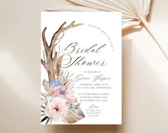 Könnte beinhalten: Eine Einladung zu einer Brautdusche mit einer Aquarell-Illustration von Geweih, Pampasgras und Blumen. Der Text lautet: "Bitte nehmen Sie an unserer Brautdusche zu Ehren von Grace Harper teil, Samstag, 27. April, 14:30-16:30 Uhr, im Cedar Creek Lodge, 123 Deer Lodge Lane, Blue Ridge, GA 12345, RSVP bis zum 13. April, Karla Jones, 123.456.7890".