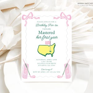 Könnte beinhalten: Eine grüne und gelbe Illustration der Vereinigten Staaten mit einer rosa Flagge auf einem Golfplatz. Der Text lautet "Bitte schließen Sie sich uns zu einem Geburtstags-Par-tee Taylor Mastered her first year Samstag, 12. April 4:00-7:00 PM 123 Golf Club Drive Atlanta, GA 12345 Can't swing it? RSVP bis zum 1. April 123.456.7890". Die Einladung ist mit rosa Schleifen und Golfschlägern verziert.