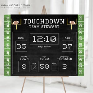 Może przedstawiać: Czarna tablica z motywem futbolu amerykańskiego, z tablicą wynik&oacute;w z tekstem "TOUCHDOWN TEAM STEWART". Tablica wynik&oacute;w wyświetla liczby 12:10, 35 i 37. Tekst "baby's due date" jest r&oacute;wnież wyświetlany. Tablica ma zielono-biały wz&oacute;r boiska do futbolu amerykańskiego po bokach.