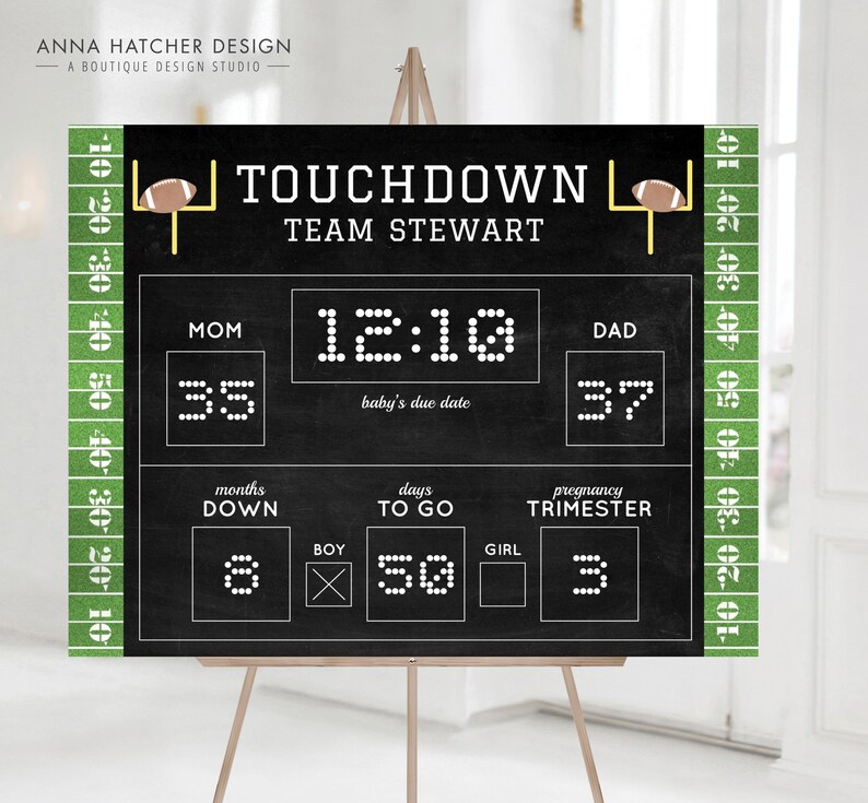 Może przedstawiać: Czarna tablica z motywem futbolu amerykańskiego, z tablicą wynik&oacute;w z tekstem "TOUCHDOWN TEAM STEWART". Tablica wynik&oacute;w wyświetla liczby 12:10, 35 i 37. Tekst "baby's due date" jest r&oacute;wnież wyświetlany. Tablica ma zielono-biały wz&oacute;r boiska do futbolu amerykańskiego po bokach.