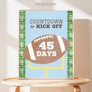 Może przedstawiać: Niebiesko-zielony plakat do wydrukowania z odliczającym do rozpoczęcia meczu, z grafiką piłki nożnej i tekstem "COUNTDOWN to KICK OFF 45 DAYS".