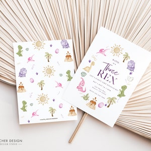 Puede incluir: Una invitaci&oacute;n de fiesta de cumplea&ntilde;os de dinosaurio imprimible con un dise&ntilde;o de acuarela. La invitaci&oacute;n presenta un texto morado y blanco que dice "Katie is a Three Rex Let's party like dinosaurs!" con un sol, palmeras y dinosaurios que rodean el texto.