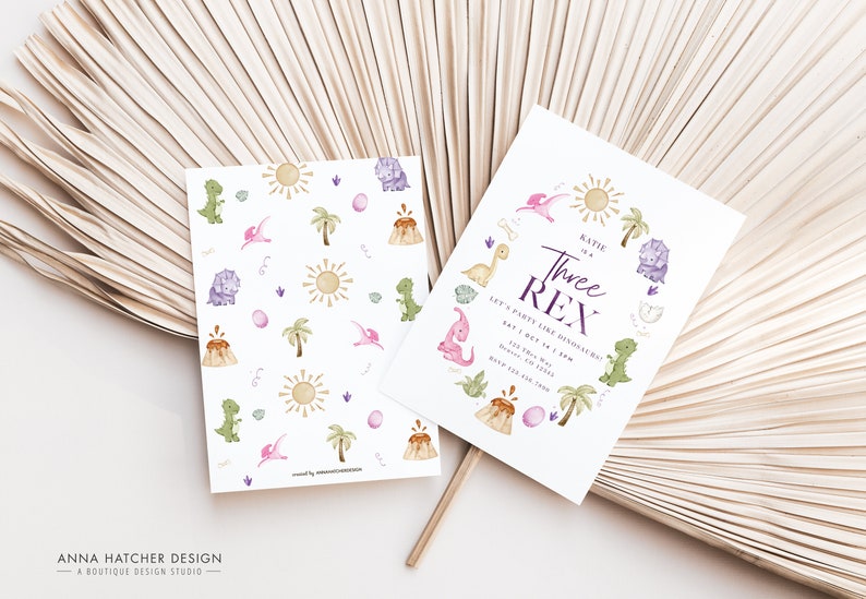 Puede incluir: Una invitaci&oacute;n de fiesta de cumplea&ntilde;os de dinosaurio imprimible con un dise&ntilde;o de acuarela. La invitaci&oacute;n presenta un texto morado y blanco que dice "Katie is a Three Rex Let's party like dinosaurs!" con un sol, palmeras y dinosaurios que rodean el texto.
