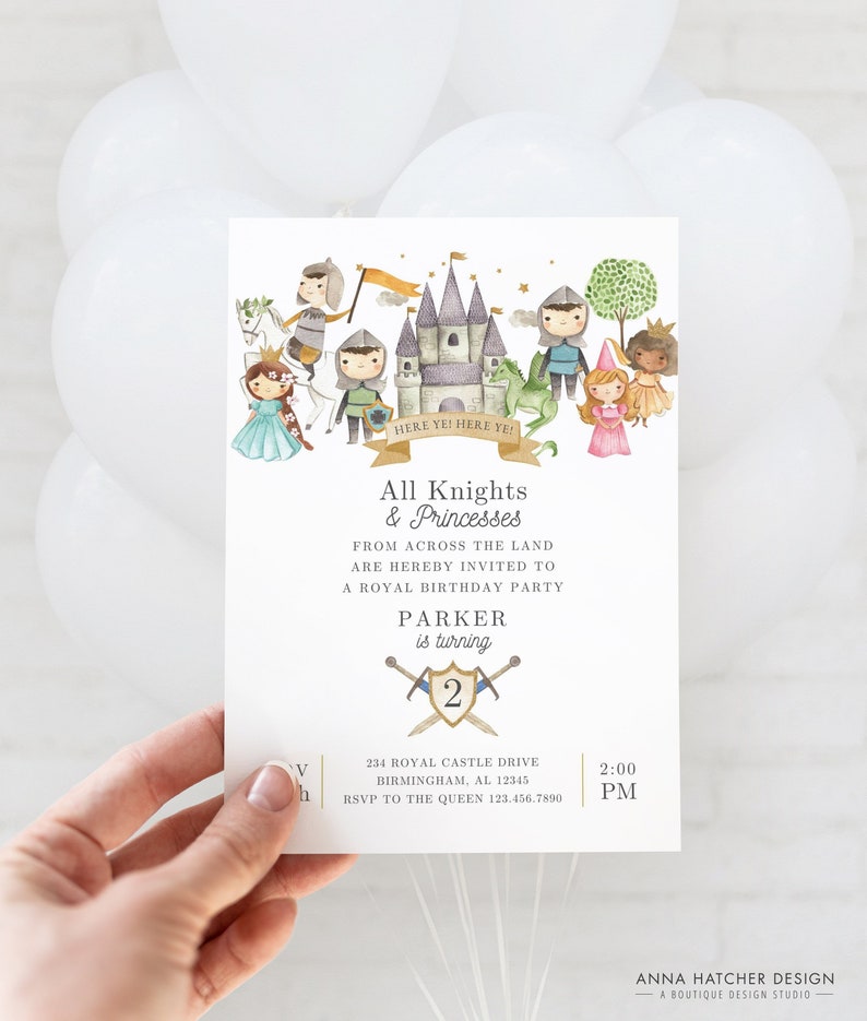 Pode incluir: Um convite para uma festa de anivers&aacute;rio real com uma ilustra&ccedil;&atilde;o em aquarela de um castelo, cavaleiros e princesas. O texto diz "Here Ye! Here Ye! All Knights & Princesses From Across The Land Are Hereby Invited To A Royal Birthday Party Parker Is Turning 2 234 Royal Castle Drive Birmingham, AL 12345 RSVP To The Queen 123.456.7890 2:00 PM Anna Hatcher Design A Boutique Design Studio".