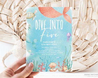 Sumérgete en la invitación del quinto cumpleaños de cinco sirenas, tema bajo el mar, fiesta en la piscina, plantilla Canva editable, descarga digital, impresión o texto