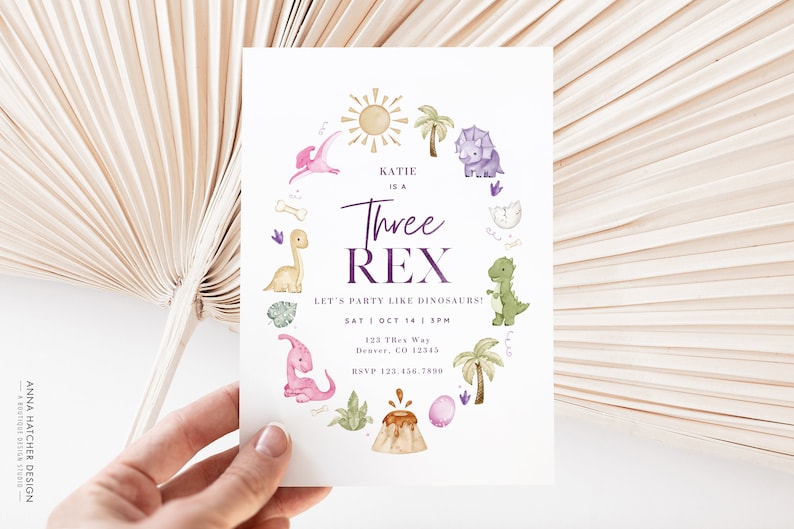 Puede incluir: Una tarjeta de invitaci&oacute;n blanca con un tema de dinosaurio morado. El texto dice "Katie is a Three Rex. Let's party like dinosaurs! Sat | Oct 14 | 3PM. 123 Trex Way, Denver, CO 12345. RSVP 123.456.7890."