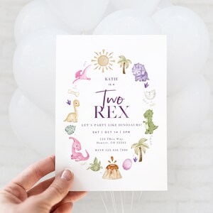 Puede incluir: Una invitaci&oacute;n de cumplea&ntilde;os de dinosaurio morada y verde con una ilustraci&oacute;n de acuarela de un dinosaurio, un volc&aacute;n y una palmera. El texto dice "Katie is a Two Rex Let's party like dinosaurs! Sat Oct 14 | 3PM 123 Trex Way Denver, CO 12345 RSVP 123.456.7890"