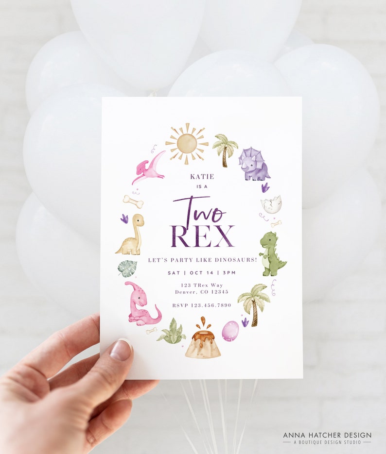 Puede incluir: Una invitaci&oacute;n de cumplea&ntilde;os de dinosaurio morada y verde con una ilustraci&oacute;n de acuarela de un dinosaurio, un volc&aacute;n y una palmera. El texto dice "Katie is a Two Rex Let's party like dinosaurs! Sat Oct 14 | 3PM 123 Trex Way Denver, CO 12345 RSVP 123.456.7890"