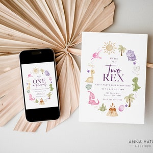Puede incluir: Dos invitaciones de fiesta de cumplea&ntilde;os con tem&aacute;tica de dinosaurios. Una invitaci&oacute;n es para un primer cumplea&ntilde;os y dice "Katie is One Awesome". La otra invitaci&oacute;n es para un segundo cumplea&ntilde;os y dice "Katie is a Two Rex". Ambas invitaciones presentan un c&iacute;rculo de dinosaurios, palmeras, un volc&aacute;n y un sol.