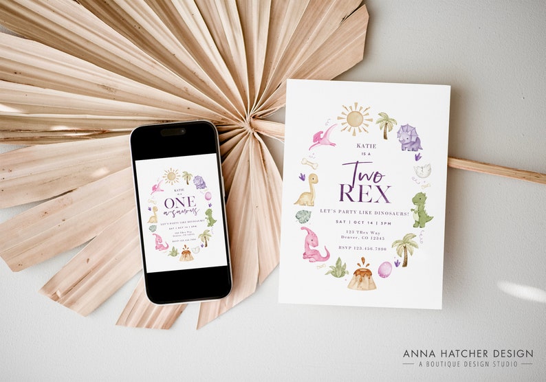 Puede incluir: Dos invitaciones de fiesta de cumplea&ntilde;os con tem&aacute;tica de dinosaurios. Una invitaci&oacute;n es para un primer cumplea&ntilde;os y dice "Katie is One Awesome". La otra invitaci&oacute;n es para un segundo cumplea&ntilde;os y dice "Katie is a Two Rex". Ambas invitaciones presentan un c&iacute;rculo de dinosaurios, palmeras, un volc&aacute;n y un sol.