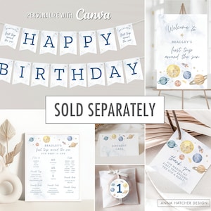 Puede incluir: Un conjunto de decoraciones de fiesta imprimibles para un primer cumplea&ntilde;os con tem&aacute;tica espacial. Las decoraciones incluyen una pancarta que dice "Feliz cumplea&ntilde;os", un cartel de bienvenida que dice "Bienvenido al primer viaje de Bradley alrededor del sol", un cartel con detalles sobre el ni&ntilde;o que cumple a&ntilde;os, un cartel de pastel de cumplea&ntilde;os, una etiqueta de agradecimiento y una bolsa de regalo con una pegatina de n&uacute;mero uno.