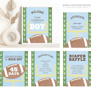 Może przedstawiać: Pięć drukowanych tabliczek na baby shower w stylu piłkarskim. Tabliczki są niebieskie i zielone z grafiką piłki nożnej i tekstem, kt&oacute;ry brzmi: "Witamy zesp&oacute;ł Thompson, kt&oacute;ry spodziewa się chłopca", "Odliczanie do rozpoczęcia 45 dni", "Stoisko z przekąskami", "Autograf Proszę podpisać pierwszą piłkę nożną dziecka" oraz "Loteria pieluszek Jeśli przyniosłeś paczkę pieluch, wpisz swoje imię do miski, aby mieć szansę na wygranie nagrody".